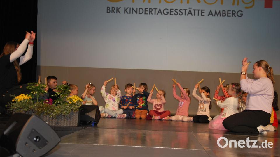 Viel Beifall erhielten die Jüngsten, die Vorschulkinder der BRK Kindertagesstätte Christkönig für ihren Tanz. Bild: gsp