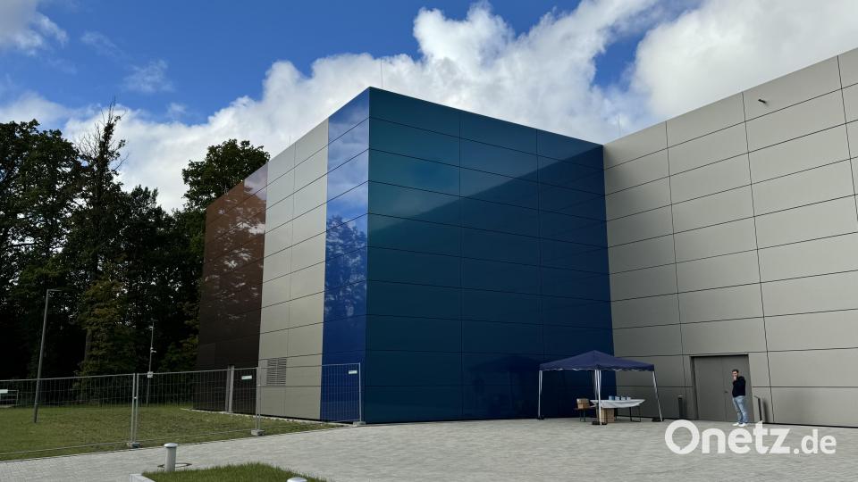 Die Fassade des neuen Wasserwerks trägt die Farbe Blau als Symbol des dort hergestellten Trinkwassers. Bild: mgo