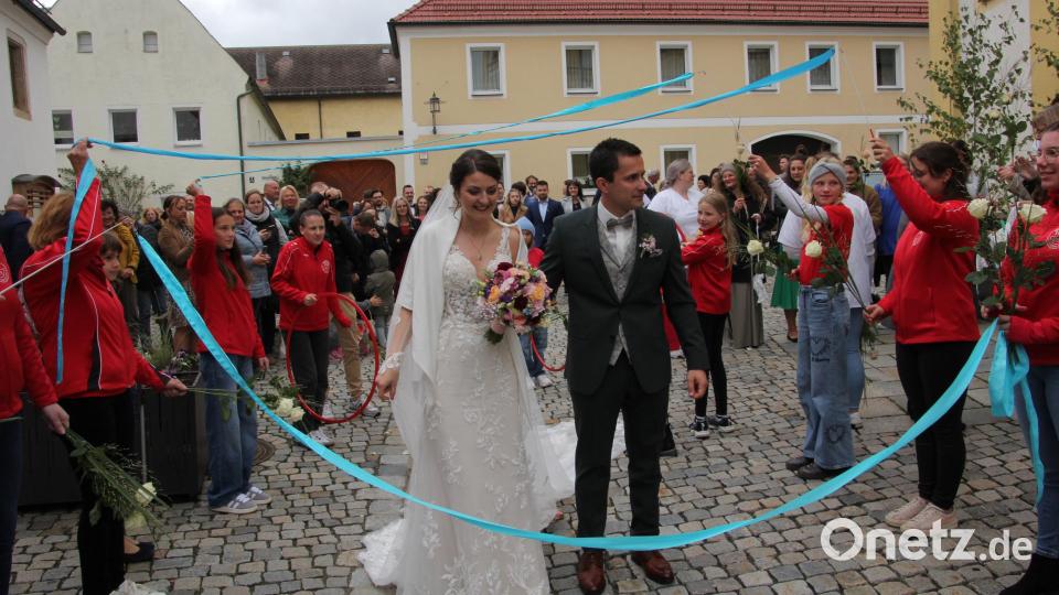 Auch die Turnerinnen des TuS Mitterteich erwarteten das Brautpaar. Bild: kro