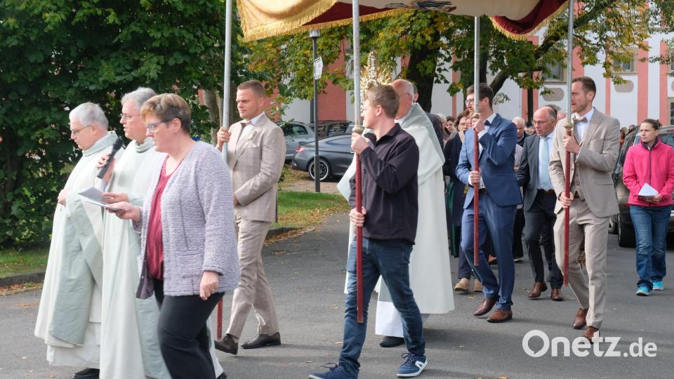 Zur Tradition des Rosenkranzfestes gehört auch eine eucharistische Prozession rund um die Abtei. Bild: do