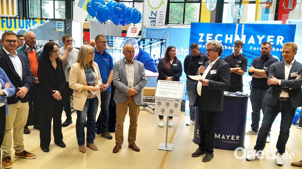Bernhard Stangl, Vorsitzender des Fördervereins Ausbildungsmesse im Vierstädtedreieck, freut sich über das große Interesse an der Ausbildungsmesse. Bild: myd