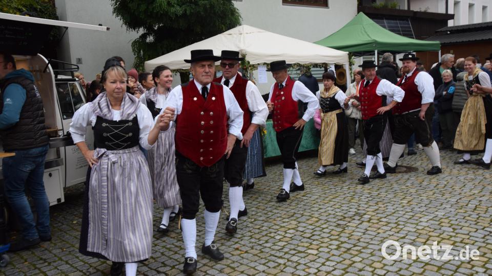 Erstmals tritt der Trachtenverein beim &quot;Markt der Genüsse&quot; auf Bild: hdk