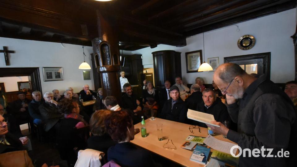 Schriftsteller Friedrich Brandl bot mit der Lesung aus seinen Büchern einen Einblick in seiner Wanderungen entlang der Goldenen Straße. Bild: nag