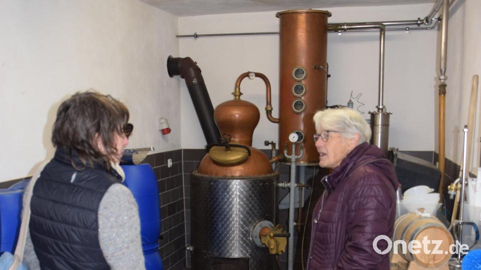 Liesbeth Blendinger erklärt die Herstellung von Birnenschnaps in ihrer Brennerei. Bild: hdk