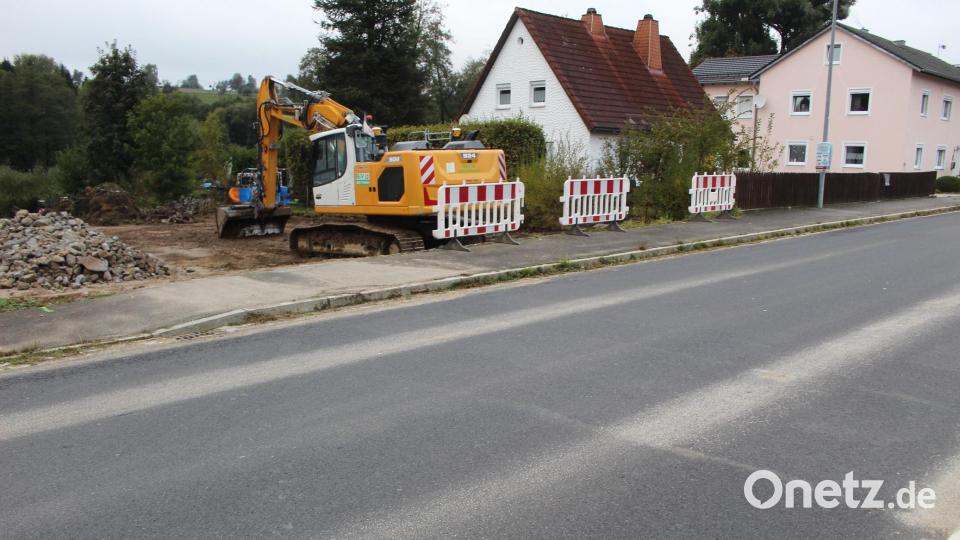 In Ebnath ist ab Montag die Neusorger Straße für Verrohrungsarbeiten einen Monat lang gesperrt. Bild: soj