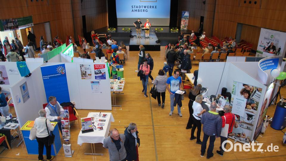 Die Infostände im Saal des ACC waren gut besucht. Bild: gsp