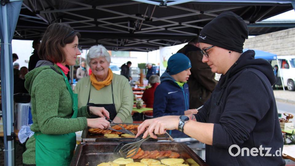 Dotsch und Wildgulasch gab es am Stand der Rehkitzrettung. Bild: prh