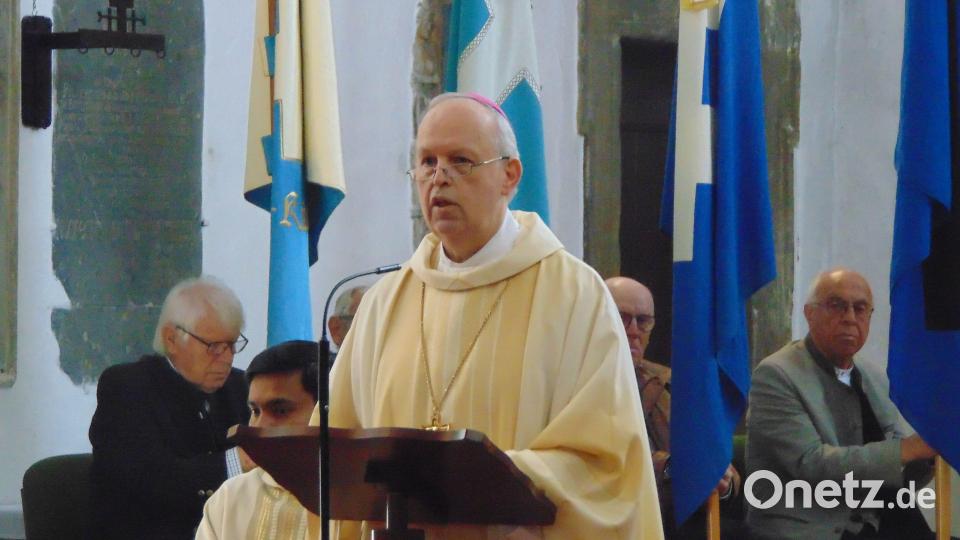Weihbischof Reinhard Pappenberger und die Fahnenabordnungen der Nachbar-Ortsverbände feiern mit der KAB St. Marien Sulzbach deren 120-jähriges Bestehen. Bild: fnk
