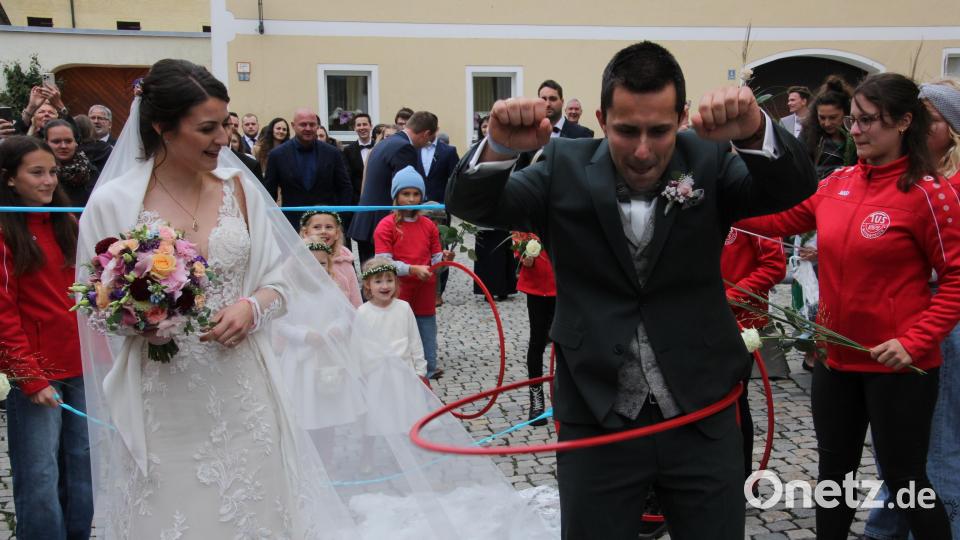 Der Bräutigam zeigte sein Können als geübter Hula-Hoop-Tänzer. Seine Frau schaute beeindruckt zu. Bild: kro