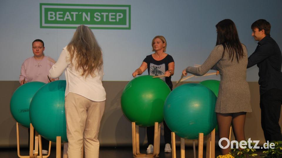 Die VHS-Trommelgruppe trat mit ihrem Stück „Beat´n Step“ auf. Bild: gsp