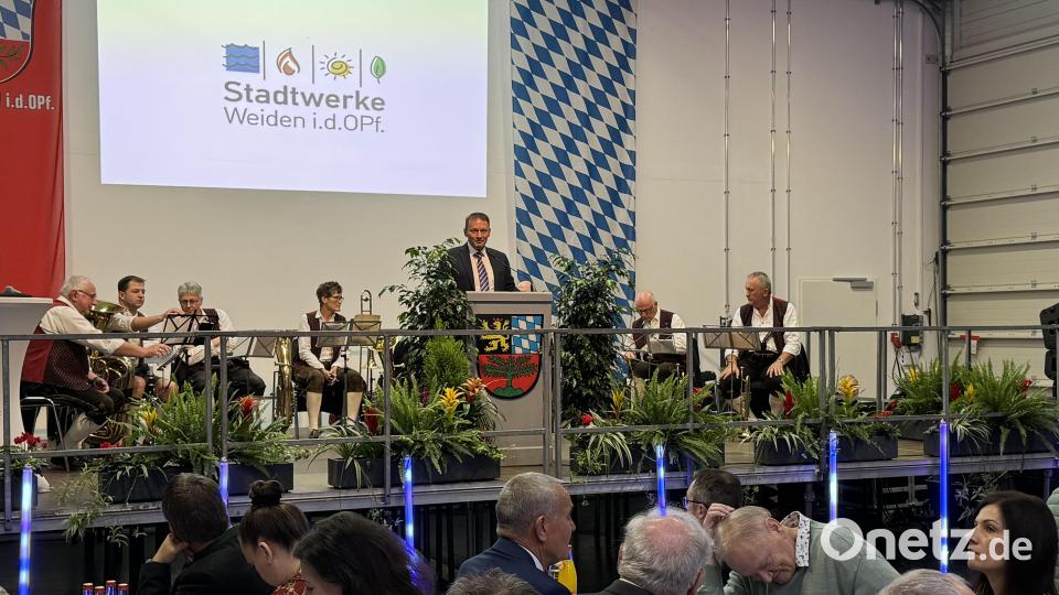 Oberbürgermeister Jens Meyer weihte mit einer launigen Rede über die Stadtwerke die Neubauten ein. Bild: mgo