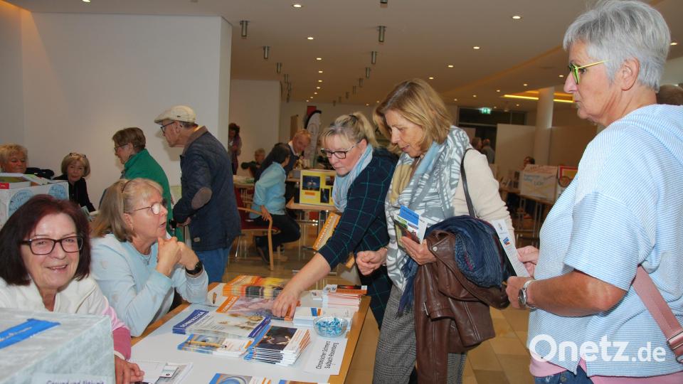 Die Selbsthilfegruppe „Chronische Schmerzen“ bot an ihrem Infostand im Untergeschoss viele Informationen an. Bild: gsp