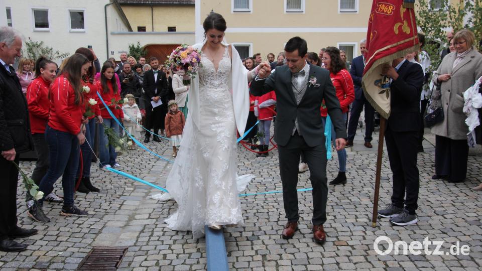 Natalie Grillmeier musste nach der Hochzeit über einen Schwebebalken balancieren, ihr Ehemann Johannes Grillmeier leistete Unterstützung. Bild: kro