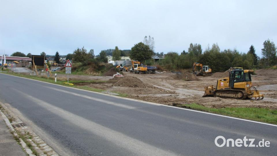 In Ebnath ist ab Montag die Neusorger Straße für Verrohrungsarbeiten einen Monat lang gesperrt. Bild: soj