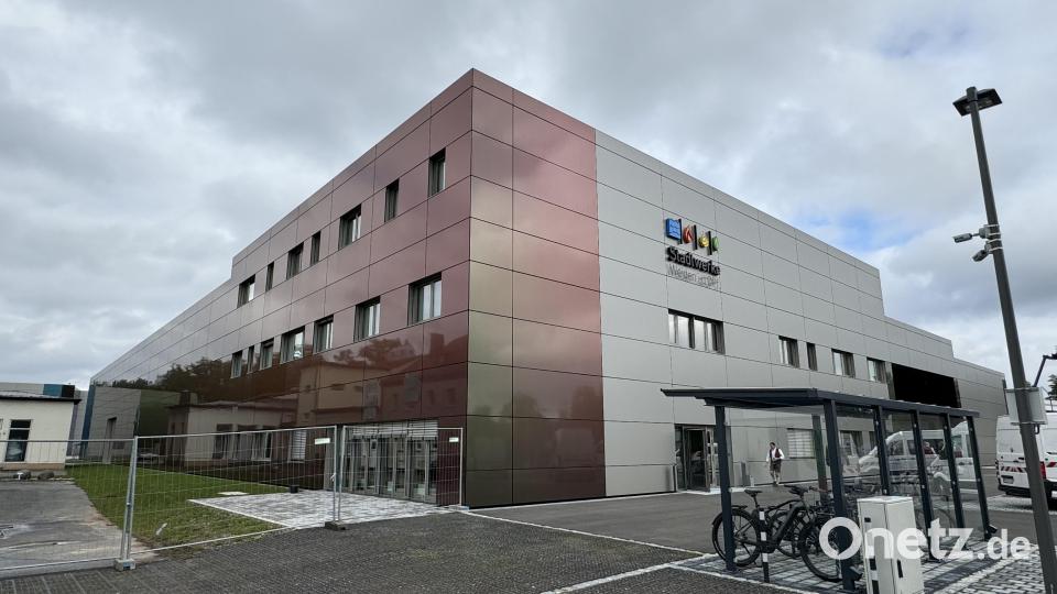 Die spiegelnde Fassade wechselt ihre Farbe je nach Blickwinkel und Lichteinfall und damit das ganze Erscheinungsbild des Gebäudes. Bild: mgo