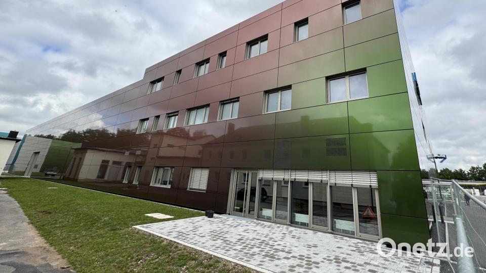 Beeindruckendes Farbspiel: Die Fassade spiegelt sich fließend in den Weidener Stadtfarben Grün-Rot. Bild: mgo