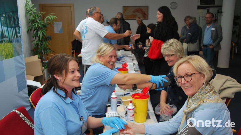 Sandra Boes, Pflegefachfrau am Klinikum St. Marien (links), bei der Puls-, Blutdruck- und Blutzuckermessung. Bild: gsp