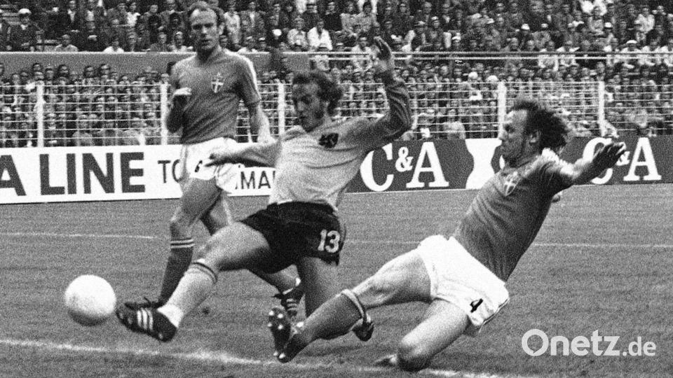 Johan Neeskens (M) wurde zweimal Vize-Weltmeister mit den Niederlanden. Bild: Uncredited/AP