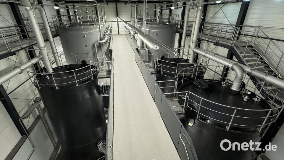 Einblick ins Innere des neuen Wasserwerks mit seinen Reinigungsbehältern für eine bessere Trinkwasserqualität. Bild: mgo