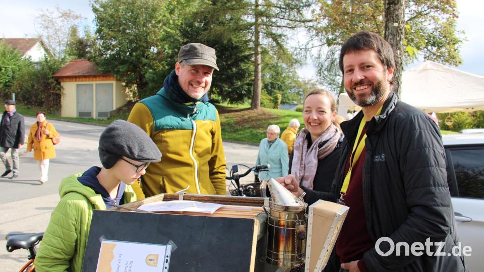 Interessante Informationen über Bienen gab es am Stand des Imkervereins Weiden. Bild: prh