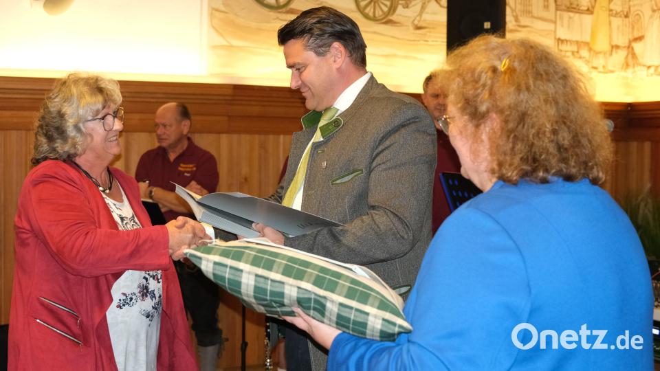 Der Vorsitzende des Kreisverbandes für Gartenbau und Landespflege, Landrat Thomas Ebeling, und Geschäftsführerin Heidi Schmid überreichten Marlene Zitzler aus Fronberg (links), eine Urkunde mit Goldmedaille, einen Gartenkalender und ein Ruhekissen. Bild: Hirsch
