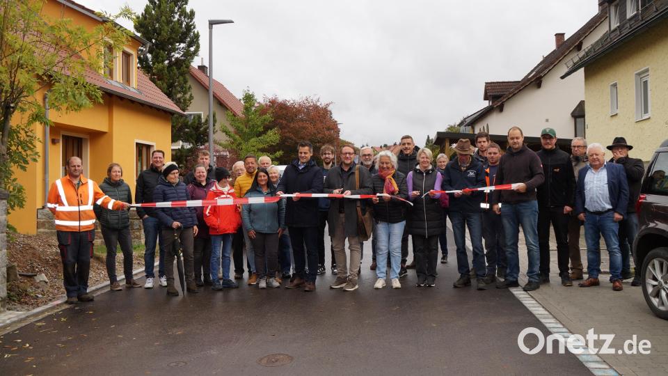 Zusammen mit den Anwohnern der &quot;Dreifaltigkeit&quot; wurde die Straße nach der Sanierung offiziell freigegeben Bild: wel