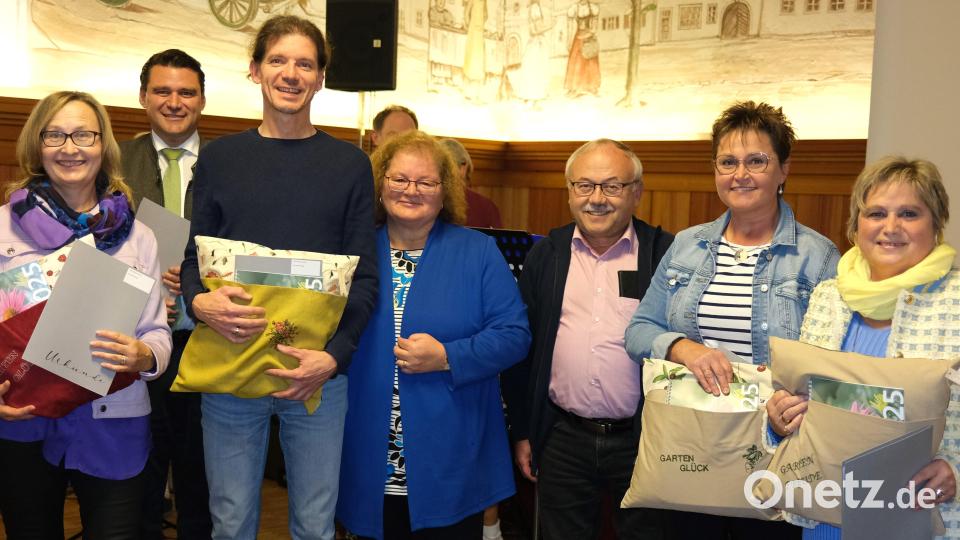 Die Goldmedaillengewinner aus Oberviechtach (von links): Gertraud Portner, Landrat Thomas Ebeling, Paul Herzog, Geschäftsführerin Heidi Schmid, Karl Ruhland, Anita Baumer und Maria Schießl. Bild: Hirsch