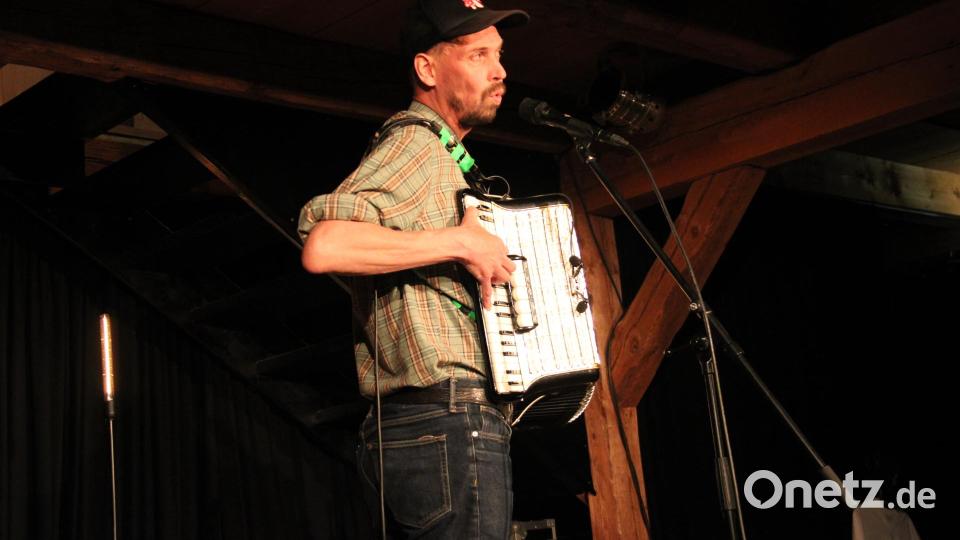 Maxi Pongratz durchleuchtete mit &quot;tastendem&quot; Tiefsinn das Leben und überzeugte nicht nur musikalisch das Schafferhof-Publikum mit einem außergewöhnlichen Konzert. Bild: prh