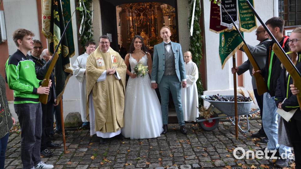 Natalie Scheibl aus Waidhaus und Fabian Putzer aus Grub haben in der Wieskirche geheiratet. Sie hatten viele Glück- und Segenswünsche für die gemeinsame Zukunft entgegen zu nehmen. Pfarrer Klösel traute das junge Paar. Bild: gi
