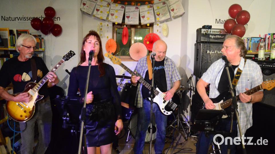 &quot;Whole Lotta Love&quot; mit &quot;SixtySix&quot;, die beim Wein-Lese-Fest unterhalten. Bild: Kunz