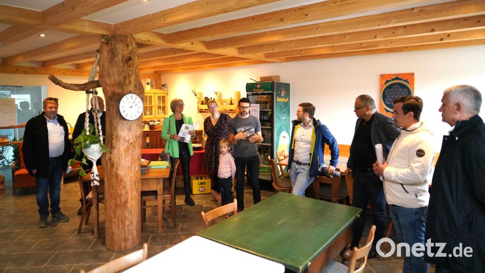 Die Heimatentwicklerin Doris Völkl (grüne Jacke) aus Waldthurn stellte ihre Funktion in Verbindung mit dem HeimatUnternehmen &quot;Lebensfreiraum&quot; Sebastian (Mitte) und Kerstin Müller (links daneben) vor. Rechts der Oberbürgermeister der 30.000 Einwohnerstadt Stadt Belsh (Mittelalbanien), Ari Tafani sowie der Behördenleiter des ALE Tirschenreuth, Kurt Hillinger (Dritter von rechts). Bild: fvo