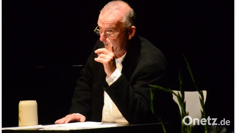 Mimik und Gestik sitzen. Michael Lerchenberg liest aus den Filser Briefen. Bild: Kunz