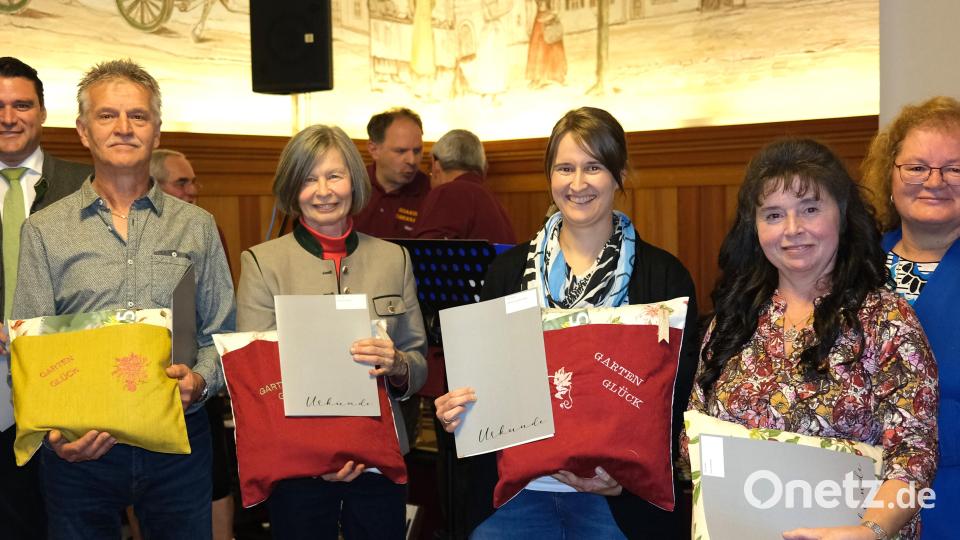 Die Goldmedaillengewinner des Gartenbauvereins Stulln mit Landrat Thomas Ebeling (links) und Fachberaterin Heidi Schmid (rechts) Bild: Hirsch