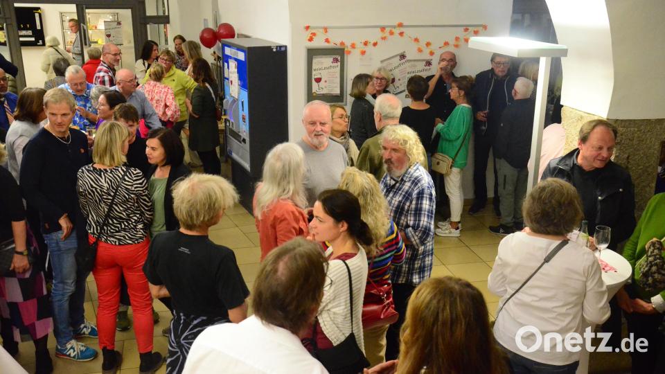 Das Wein-Lese-Fest in der Weidener Regionalbibliothek ist ein Besuchermagnet. Bild: Kunz