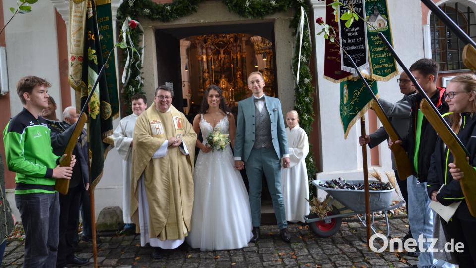 Natalie Scheibl aus Waidhaus und Fabian Putzer aus Grub haben in der Wieskirche geheiratet. Sie hatten viele Glück- und Segenswünsche für die gemeinsame Zukunft entgegen zu nehmen. Bild: gi