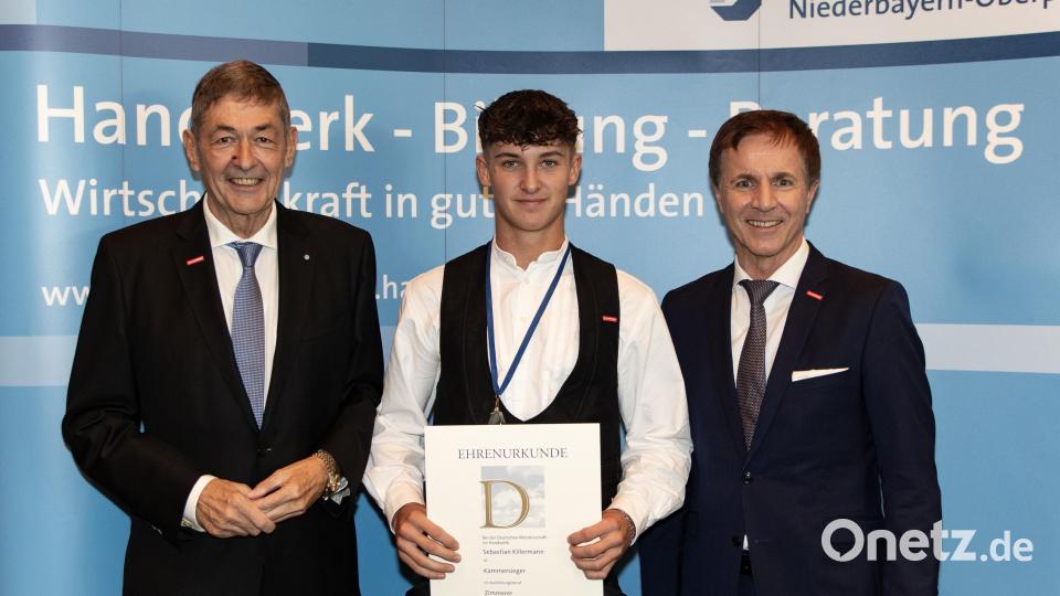 Zimmerer Sebastian Killermann aus Winklarn erhält den Preis von HWK-Präsident Georg Haber (links) und dem stellvertretenden Hauptgeschäftsführer Hans Schmidt (rechts). Ausbildungsbetrieb ist die Zimmerei Holzbau Plötz in Pempfling. Bild: Andreas Seybold-Epting/exb