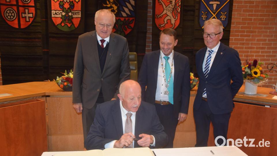 Abschluss des Festaktes, der Eintrag von Josef Gebhardt ins Goldene Buch der Stadt Weiden. Bild: fz