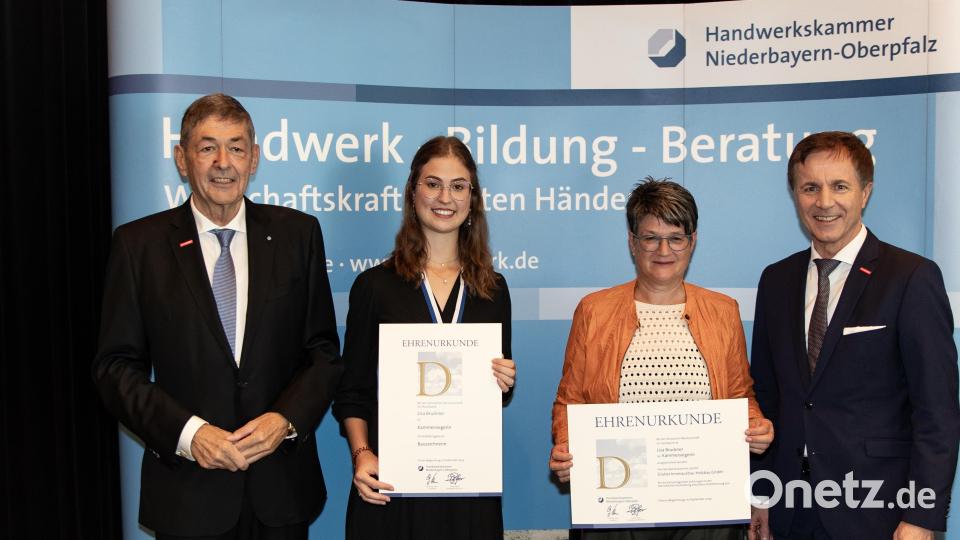 Aus Fensterbach ist Bauzeichnerin Lisa Bruckner (Zweite von links). Ihr Ausbildungsbetrieb ist durch Johanna Gruber von der Gruber Innenausbau-Holzbau GmbH Rötz vertreten. Bild: Andreas Seybold-Epting/exb