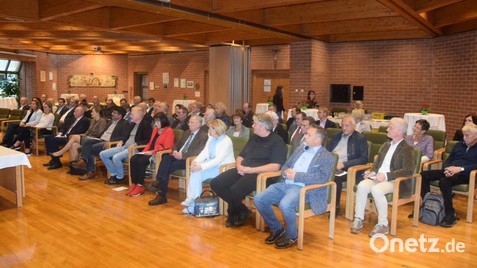 Freunde und Weggefährten von Josef Gebhardt füllen den Sitzungssaal im Rathaus Bild: fz