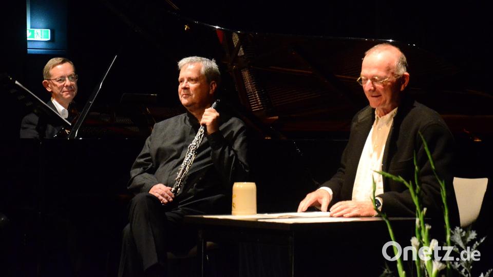 Michael Lerchenberg wird musikalisch begleitet von Ib Hausmann (Klarinette) und Frank-Immo Zichner (Klavier). Bild: Kunz