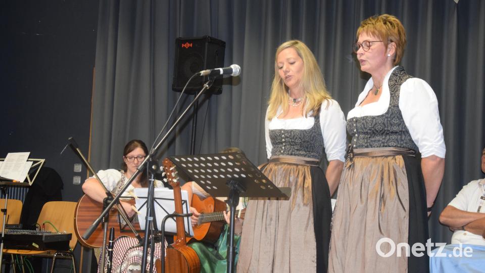 Alt und Mezzosopran, Andrea Götz und Steffi Daubenmerkl (Driangel) begleitet von Gitarrenmusik der Gollwitzer-Schwestern. Bild: fz