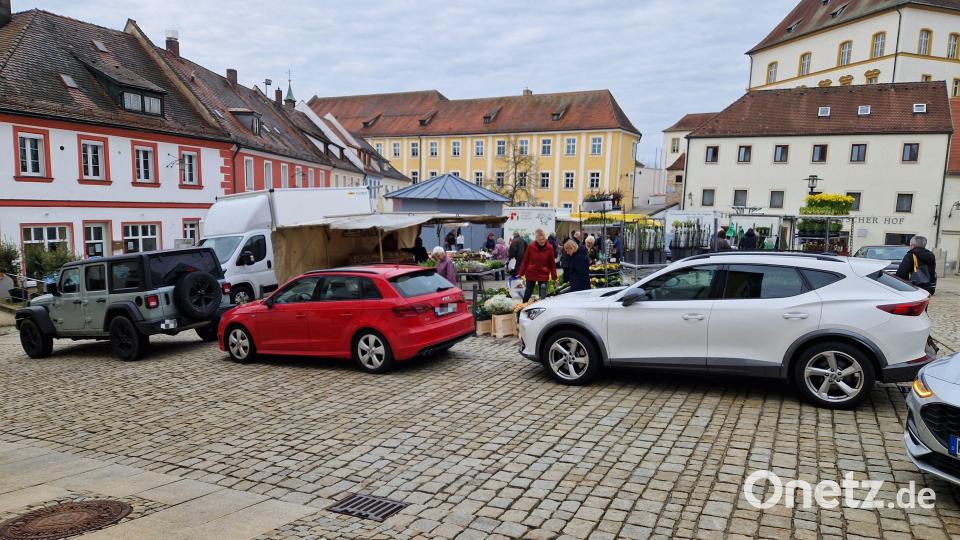 Wenn freitags Wochenmarkt ist, geht es am Luitpoldplatz streckenweise chaotisch zu: Viele stellen ihr Auto dann – wie hier – unerlaubt im Kreuzungsbereich, außerhalb von Parkmarkierungen, in der Bushaltebucht oder am Gehweg ab. Archivbild: Tobias Gräf