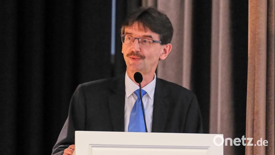 Der ganzen Schulfamilie sprach Günter Jehl, Direktor der Schulstiftung der Diözese Regensburg, für die Festwoche „höchste Anerkennung“ aus. Bild: Peter Ringeisen