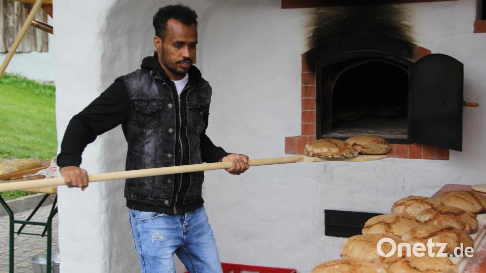 Bäcker Saleh Jabir durfte die Brote aus dem Backofen holen. Gut gelungen, knusprig und duftend lag es aufgereiht da, höchst verlockend zum Zugreifen, Aufschneiden und Genießen. Bild: boj