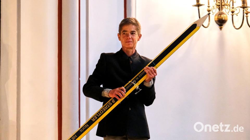 Mathematik-Lehrerin Bettina Koller präsentierte beim Festakt im Gerhardinger-Saal den Bleistift als &quot;Waffe der Frau&quot;: Bildung als Weg zur Gleichberechtigung. Bild: Peter Ringeisen