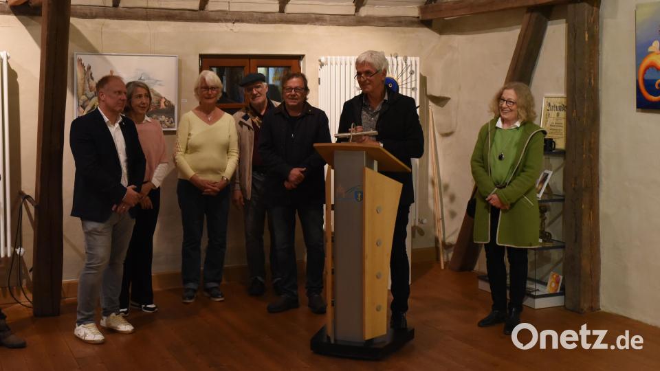 Oskar Reithmeier (Zweiter von rechts) eröffnet mit Bürgermeister Marcus Eichenmüller (links) die Kunstausstellung. Mit dabei die ausstellenden Künstler (von links): Roswita Müller (Collagen), Hortense Kurth (Aquarellbilder), Michael Ritter (Plastiken aus Hausmüll), Roland Hertlein (digitale Kunstdrucke) und Ingrid B. Hacker (rechts, Aquarelle und Wimmelbilder). Bild: nag