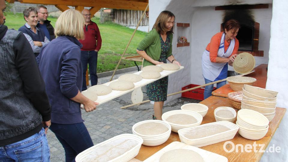Nachschub für den heißen Backofen. 40 Laibe zu je einem Kilo kann die Backfläche aufnehmen. Bild: boj