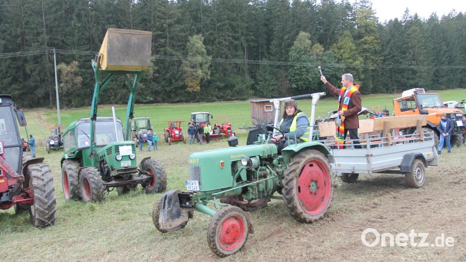 Pater Thomas Mühlberger segnet auf dem &quot;Papamobil&quot; die Fahrzeuge. Bild: pi