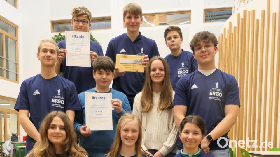 Die drei Siegerteams der Bayerischen Jungimker-Meisterschaft: (hinten, von links) Joshua Pfadenhauer, Jannik Bohmann und Lucas Brütting vom Bienenzuchtverein Sulzbach-Rosenberg; (Mitte) Robert-Schumann-Gymnasium Cham und (vorne) Theodor-Heuss-Gymnasium Nördlingen. Bild: Alexander Lotter