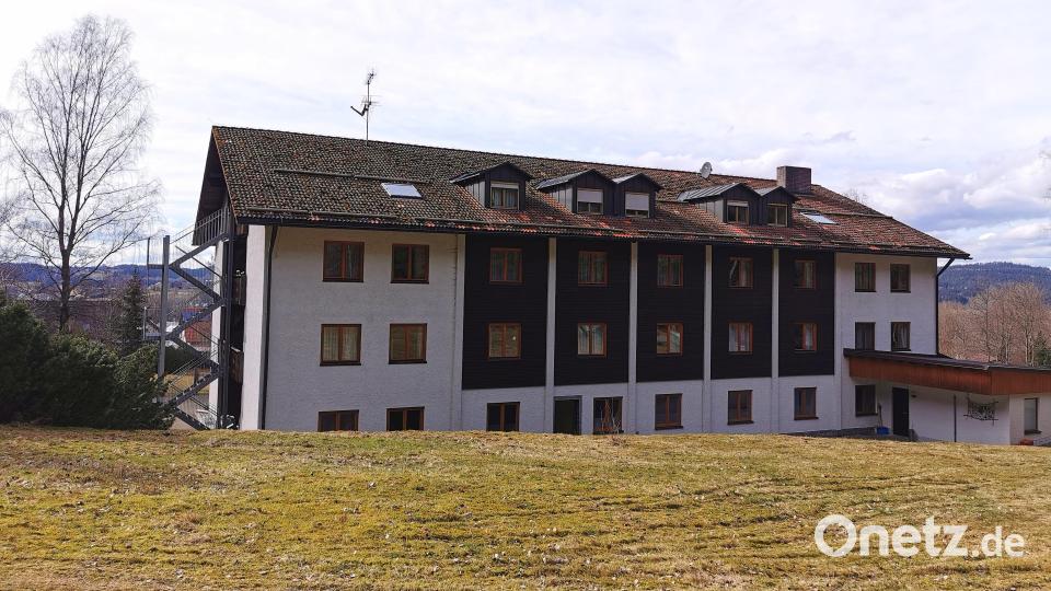 Viel Platz mit Panoramablick: Das Leerstandsgebäude thront hoch über der kleinen Grenzstadt Schönsee. Bild: Portner